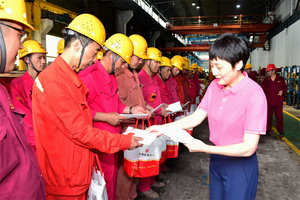 市总工会党组书记、副主席王立华一行 来淮钢开展“送清凉”高温慰问